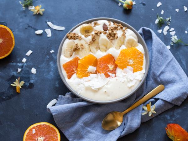 Jogurt, banana in citrusi za zajtrk? Ta na videz zdrava živila lahko na tešče spremenijo vaš dan v pravo moro