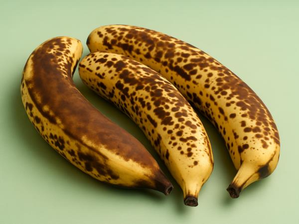 Banane s črnimi pikami niso za koš – iz njih skuhajte napitek, ki lajša kašelj in bronhitis