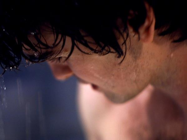 Zakaj ni dobro spati z mokrimi lasmi