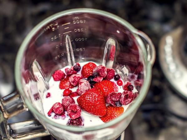 Večerja iz 5 sestavin, ki nasiči brez obremenitve: recept z chia semeni, jagodičevjem in banano