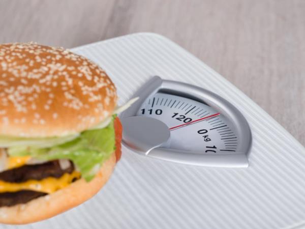 Kirurško zmanjšanje želodca ni dovolj za popolno postavo