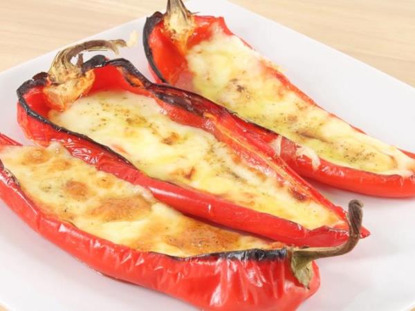 Zajtrk, ki vas bo presenetil: polnjena paprika z jajci in sirom je obrok brez ogljikovih hidratov