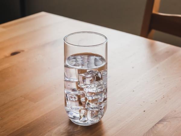 Kozarec vode s katerim očistite telo