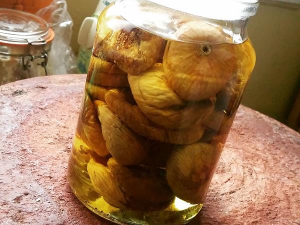 Zakaj moramo suhe slive namočiti v olivno olje?