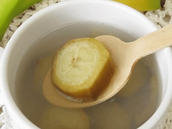 Ko banana postane čaj: skrita zdravilna moč, ki jo večina zavrže skupaj z olupkom