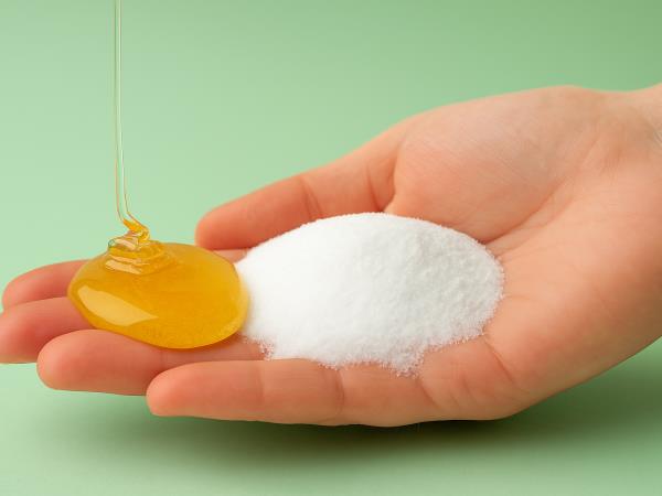 Med in soda bikarbona: domači recept, ki si ga mnogi prisegajo – a kaj pravijo strokovnjaki?