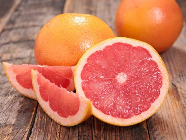 Zakaj nutricisti prisegajo na rdečo grenivko za dopoldansko malico – in zakaj prav rdečo?