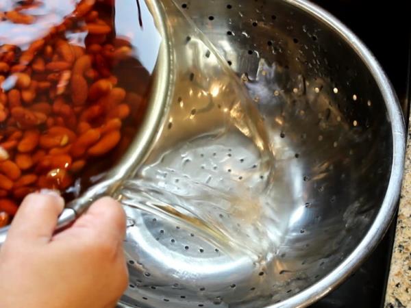 Kaj narediti z vodo v kateri ste kuhali fižol?