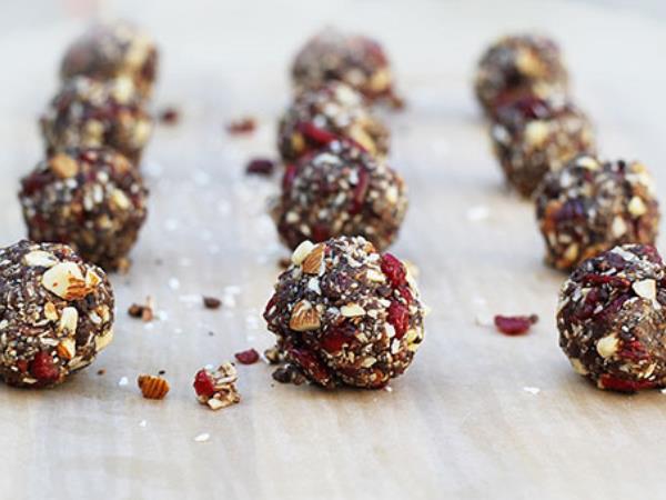 Zdrava surove kroglice brez sladkorja