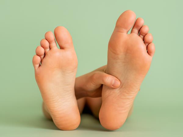 Kaj pomeni, če vas srbijo stopala?