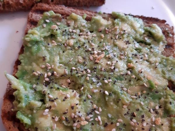 Toast z avokadom