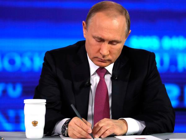 Putinova bela termovka ni bila naključje: kaj skriva v njej in zakaj ravno čaj z gore Altaj?