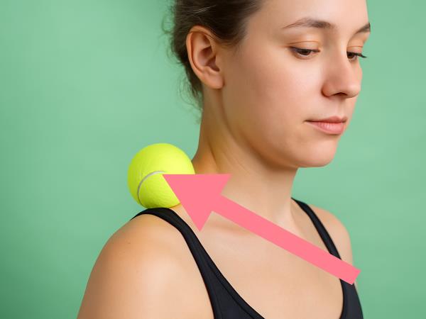 S teniško žogico nad bolečine v hrbtenici