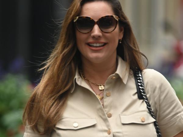 Kelly Brook: nekdanja najlepša manekenka na svetu se je zredila – in nikoli ni bila bolj srečna