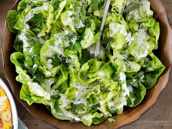 Ko vroče sonce priganja k mizi: zakaj je zelena solata najboljša poletna dieta?