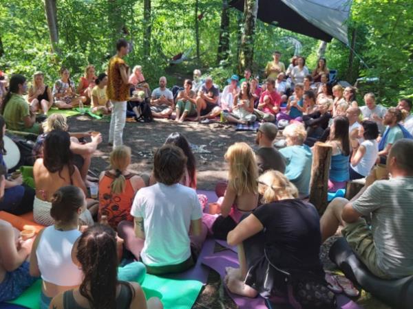 Tjaša Ferme in pater dr. Karel Geržan na Spiritualnem kampu v Metliki