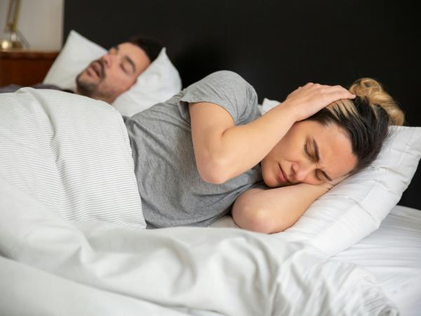 Smrčite, vstajate utrujeni ali hodite ponoči na stranišče? Morda imate apnejo v spanju – in tega sploh ne veste.