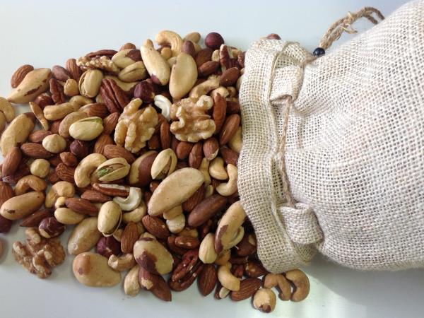 Pest oreščkov na dan in kilogrami se ne prilepijo: kaj pravijo znanstveniki?