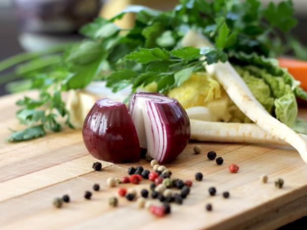 Čebula: zelenjava, ki jo podcenjujete, a vas morda ščiti pred rakom, osteoporozo in visokim holesterolom