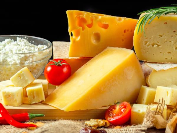 Sir vas morda varuje, mleko pa ne – kaj pravzaprav vemo o mlečnih izdelkih in zdravju?