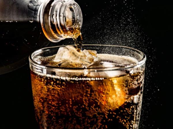 Dietna pijača brez kalorij, a z lakoto: zakaj umetna sladila vaše možgane prevarajo