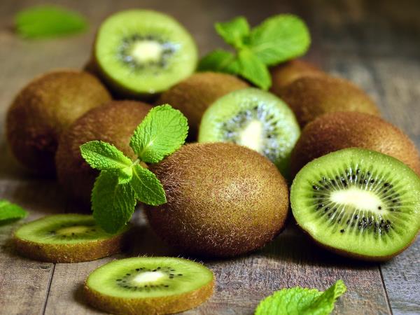 Je kivi res močnejši od pomaranče?