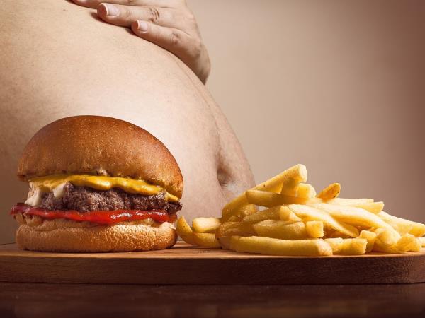 Mastna hrana in vitamini: zakaj vaša koža plača ceno za vsak ocvrt obrok