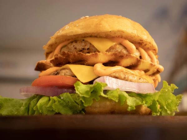 Pred spanjem ne jejte hrane z visoko vsebnostjo kalorij