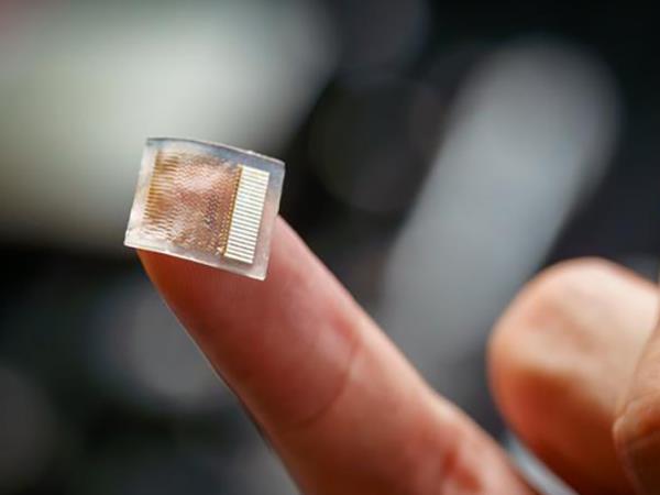 Konec bolečih injekcij? Japonski obliž z mikroiglicami cepi brez vboda