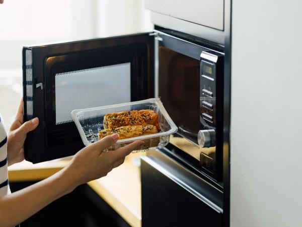 Te hrane nikoli ne pogrevajte! Lahko postane nevarna za zdravje!