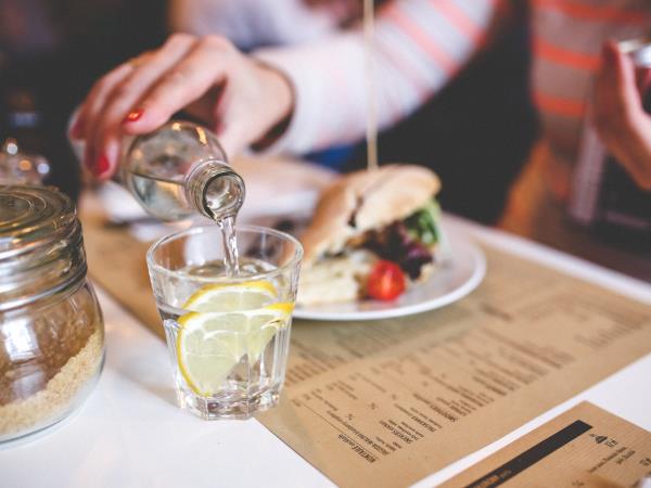 Bi morali piti vodo po mastnem obroku?