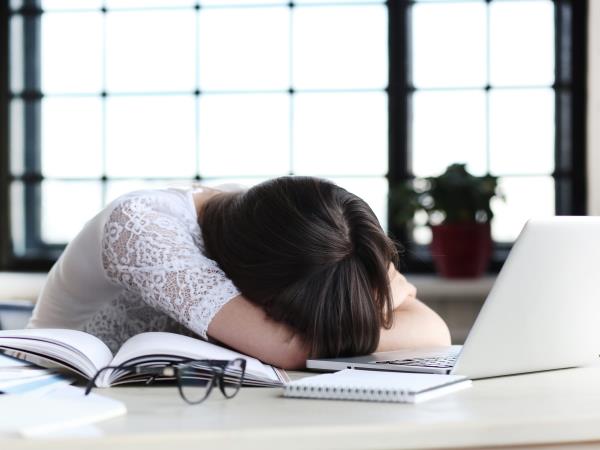 Kako preživeti dan po neprespani noči