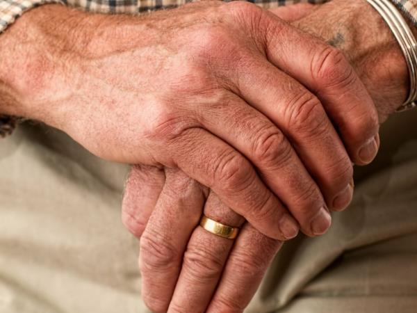 Ali način tipkanja lahko razkrije Parkinsonovo bolezen?