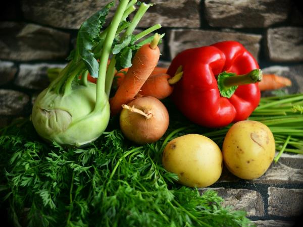 Zakaj naši stari starši niso poznali ne osteoporoze ne sive mrene?