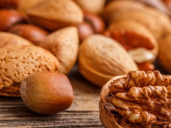 Kaj je bolj zdravo: orehi ali mandlji?