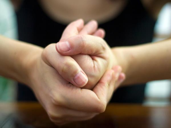 Kako so lahko spremembe na rokah znak raka?