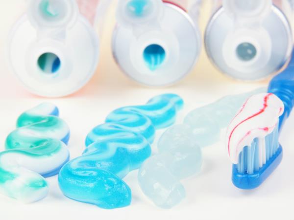 3 sestavine zobne paste, ki se jim morate izogibati