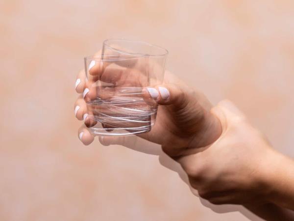 Se vam tresejo roke? Kaj to pomeni za vaše zdravje?