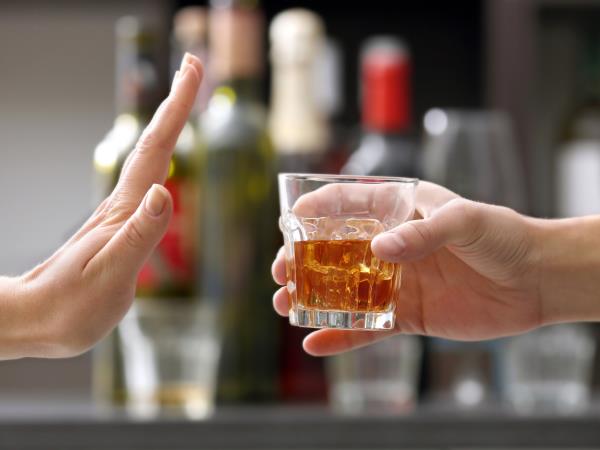 Zakaj en kozarec vina ali piva ni greh – ampak morda celo korist