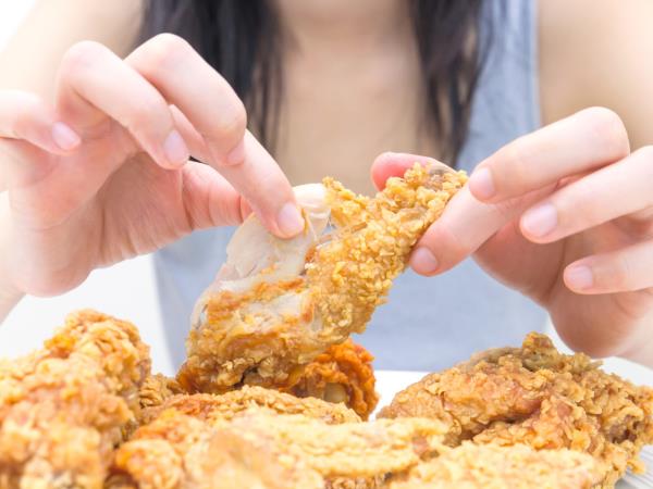 Je res jesti z rokami grdo in nevzgojeno?