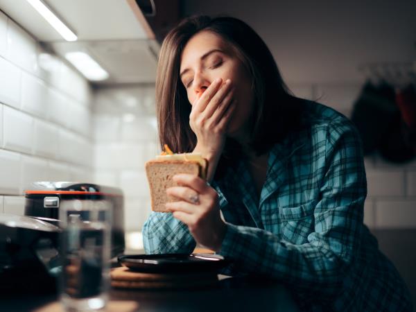 Kaj ne jesti zgodaj zjutraj (ali pozno ponoči)