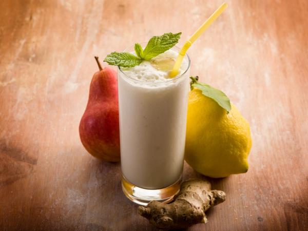Dva sestavini, ena posoda, nič celulita? Smoothie iz hruške in ingverja, ki osvaja poletje