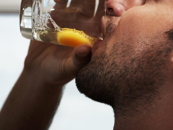 Uživanje surovih jajc: je koristno ali škodljivo?