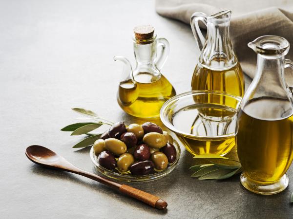 Olivno olje na prazen želodec: zdrava navada ali mit?
