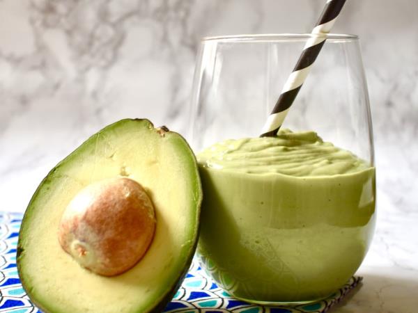 Napitek, ki zravna trebuh in ga splošči