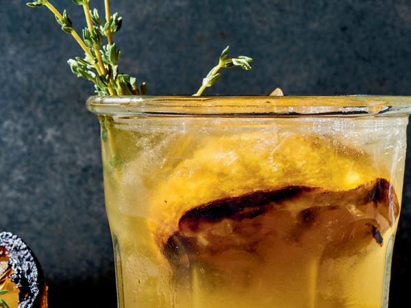 Limonada s karameliziranimi limonami z žara: poletna klasika, ki jo boste pripravljali znova in znova