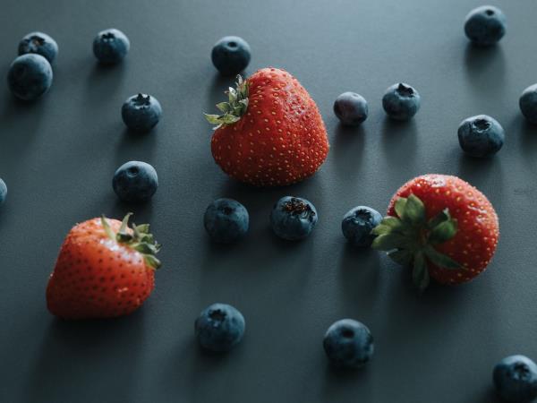 7 razlogov, zakaj bi morali jesti več jagod in borovnic
