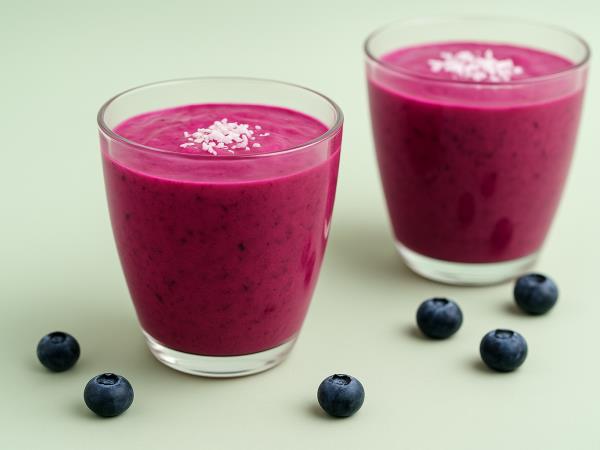 Recept za smuti, ki ga imenujejo eliksir mladosti: jagodičevje, kefir in limona v kozarcu energije
