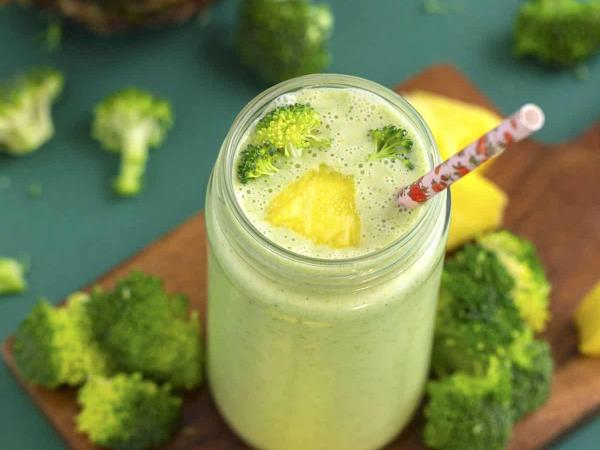 Zakaj bi moral biti brokolijev smuti poleti obvezen