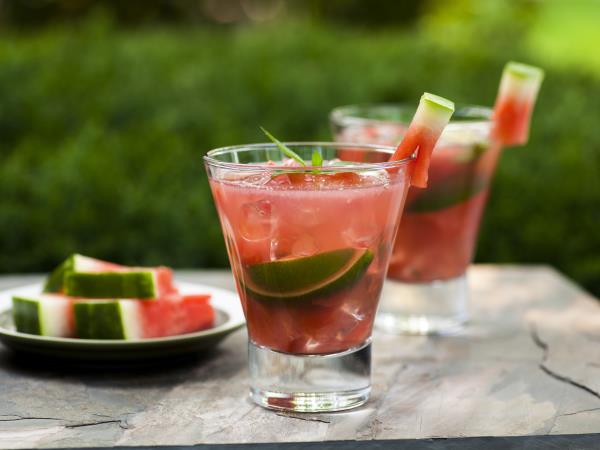 Letošnji poletni hit: lubenica za odrasle, ki dela čudeže